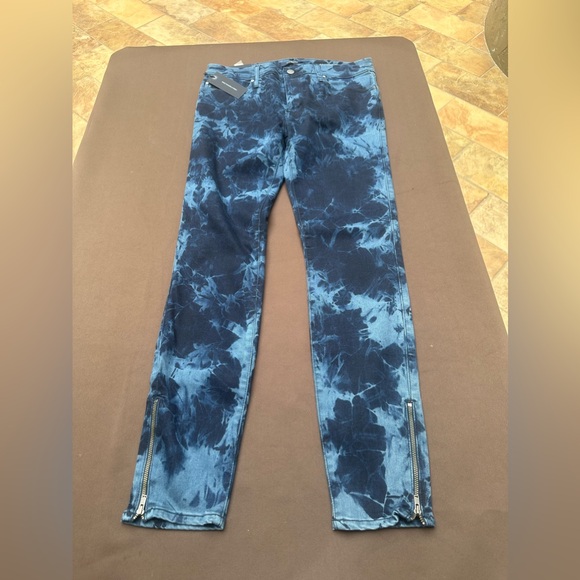 NWT Fidelity Belvedere Zip Crop denim size 30
Inseam 28”
High Rise Ultra slim - Picture 3 of 8